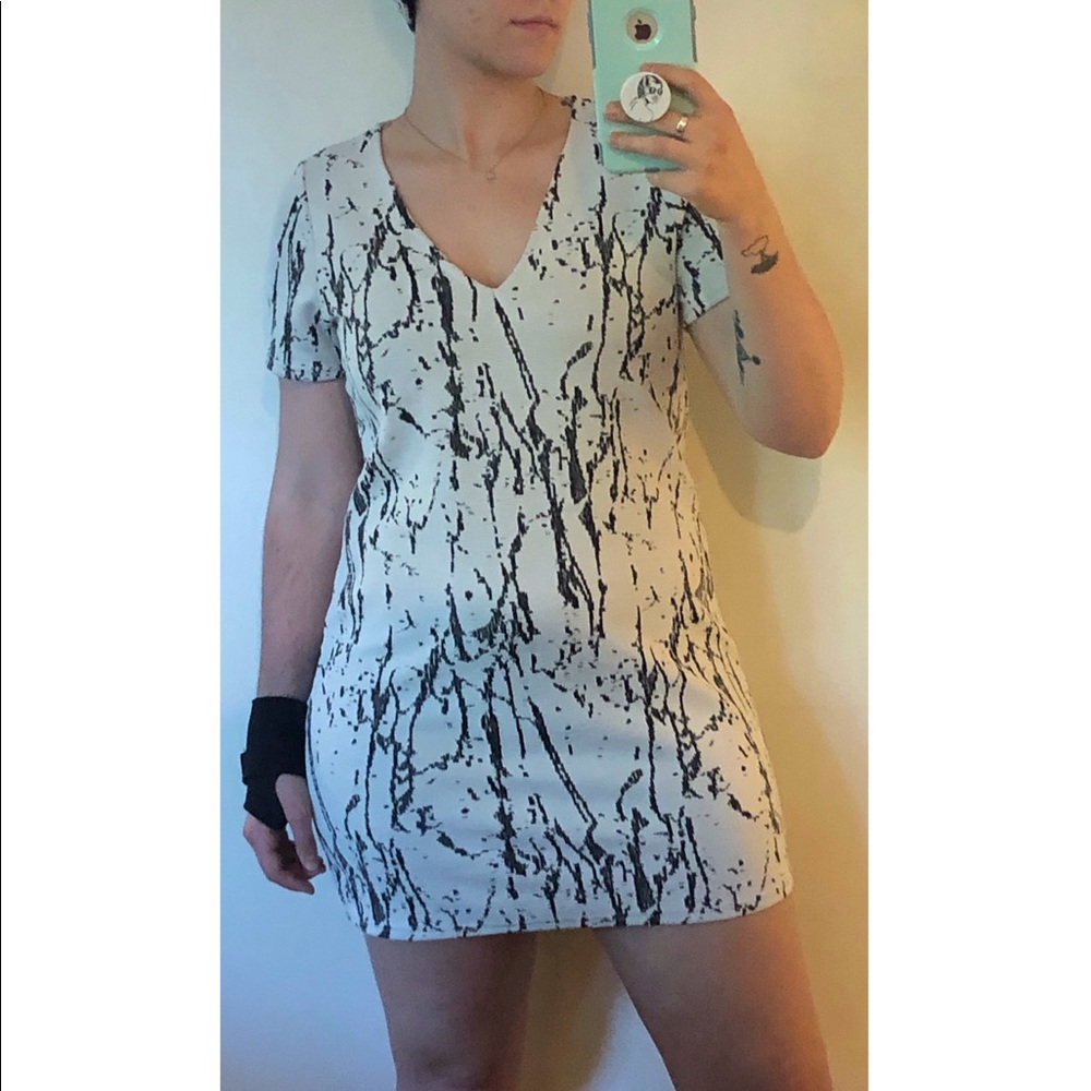 Missguided v-neck black&white body comes dress 8